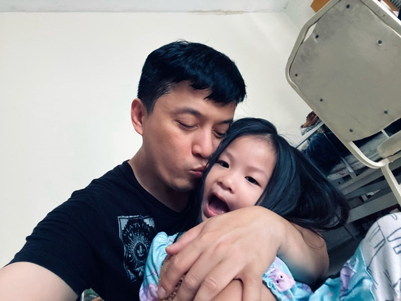 Khi bé Phoebe mới chào đời, Lam Trường không dám nhận nhiều show. Anh chỉ tích cực làm việc trở lại lúc con cứng cáp hơn và vợ quen với việc chăm sóc con.