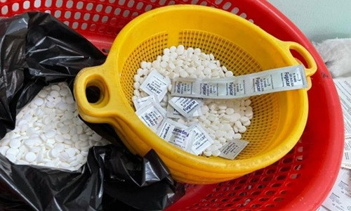 Di tu vi san xuat va buon ban thuoc dieu tri Covid-19 gia