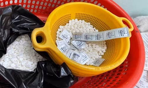 Di tu vi san xuat va buon ban thuoc dieu tri Covid-19 gia