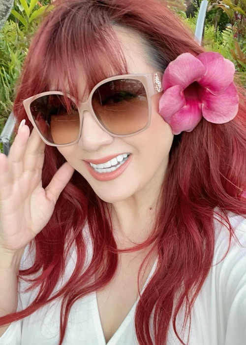 Trước đây, Trizzie Phương Trinh gắn liền với mái tóc dài xoăn nhẹ nhàng.