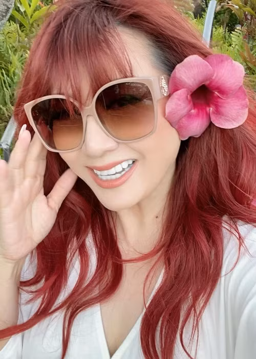 Trước đây, Trizzie Phương Trinh gắn liền với mái tóc dài xoăn nhẹ nhàng.