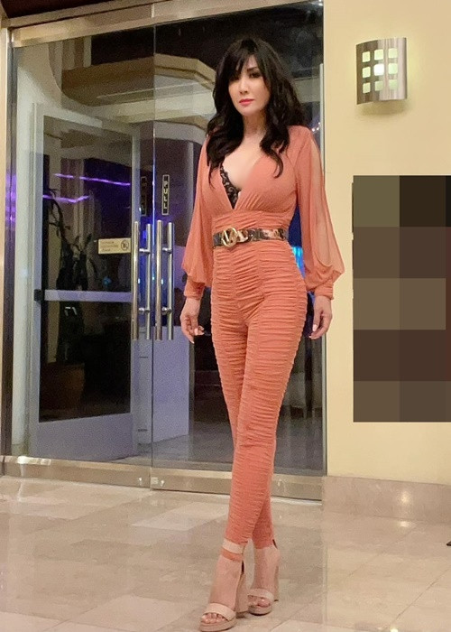 Nữ ca sĩ hải ngoại từng chia sẻ, trong 25 năm qua, cô luôn hẹn hò bạn trai kém tuổi nhưng hiện tại ít nhất bạn trai phải từ 40 tuổi trở lên.