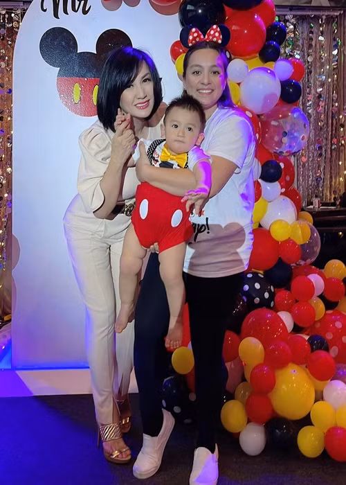 Gần đây, ngoài thời gian dành cho các con trai, Trizzie Phương Trinh dành sự quan tâm đặc biệt cho gia đình của Wendy Phạm - con gái của cố ca sĩ Phi Nhung.