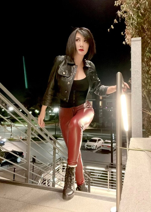 Dù vợ cũ Bằng Kiều bị sụt cân nhưng vóc dáng của cô vẫn quyến rũ.