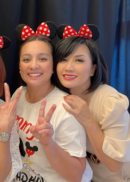 Nữ ca sĩ hải ngoại tươi tắn bên Wendy.