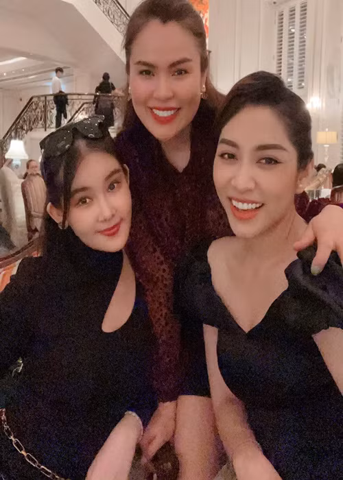 2 hoa hậu Thu Thảo và Ngân Anh có mối quan hệ khá thân thiết dù trước đây, Thu Thảo từng không đánh giá cao Ngân Anh vào thời điểm giành vương miện Hoa hậu Đại dương. Ảnh: FB Phương Lê