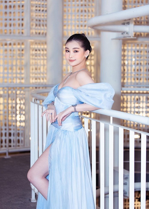 Trong 4 năm qua, Ngân Anh đẹp hơn vì biết cách trang điểm để tôn lên đường nét, che đi khuyết điểm cũng như chỉnh và phục hình răng. Ảnh: FB Ngân Anh