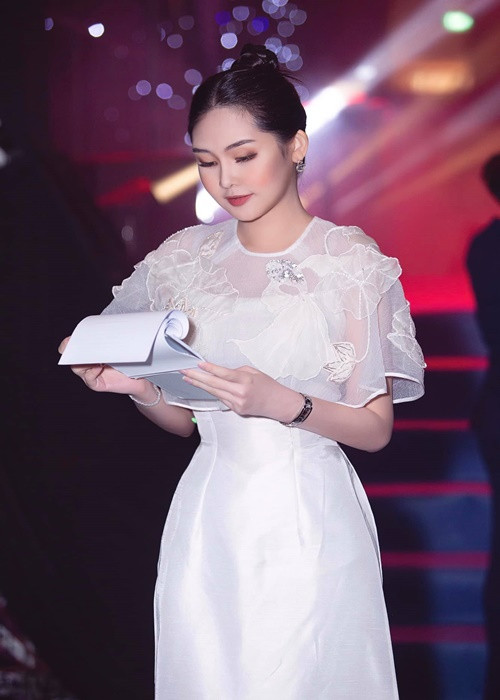 Sau khi có bằng thạc sĩ, Ngân Anh trở thành giảng viên ngành Quản trị sự kiện, Giám đốc chương trình Quản trị sự kiện - Kinh tế thể thao của trường Đại học Hoa Sen. Người đẹp dự định sẽ học lên học vị cao hơn. Ngoài đi dạy, Ngân Anh còn làm MC. Ảnh: FB Ngân Anh