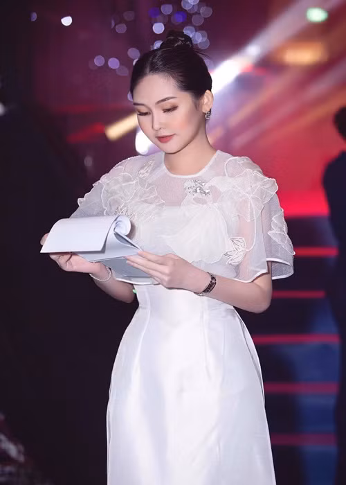 Sau khi có bằng thạc sĩ, Ngân Anh trở thành giảng viên ngành Quản trị sự kiện, Giám đốc chương trình Quản trị sự kiện - Kinh tế thể thao của trường Đại học Hoa Sen. Người đẹp dự định sẽ học lên học vị cao hơn. Ngoài đi dạy, Ngân Anh còn làm MC. Ảnh: FB Ngân Anh