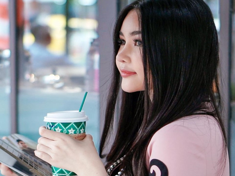 Nàng hoa hậu phân trần về lý do nhan sắc bị nghi dao kéo: “Thời điểm đăng quang tôi chỉ là cô sinh viên mới ra trường chưa từng biết đến showbiz. Trong gia đình cũng không ai theo nghệ thuật nên không biết cách trang điểm, tạo dáng, tôn nét đẹp của mình nên dẫn tới tai nạn đáng tiếc đó. Sau này, mỗi lần xuất hiện có phần khác với hình ảnh lúc đăng quang bị đồn đoán là sửa chỗ này, sửa chỗ kia. Trên mặt tôi, thậm chí là trên người, không có chỗ nào không bị nói là sửa”. Ảnh: FB Ngân Anh