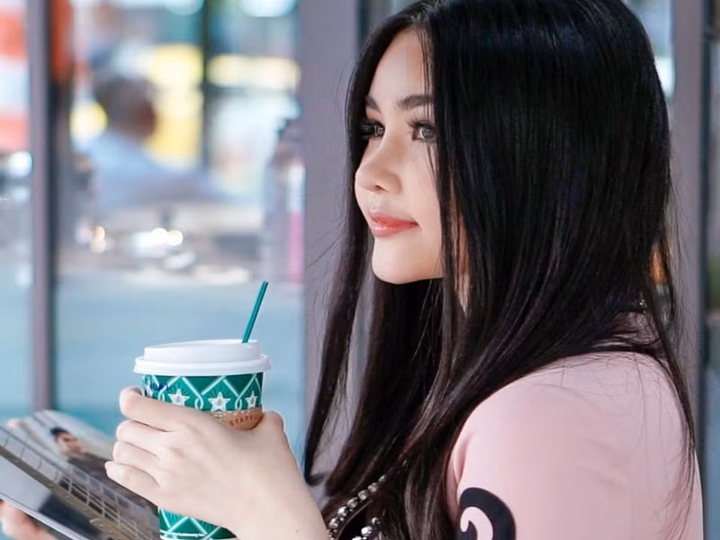 Nàng hoa hậu phân trần về lý do nhan sắc bị nghi dao kéo: “Thời điểm đăng quang tôi chỉ là cô sinh viên mới ra trường chưa từng biết đến showbiz. Trong gia đình cũng không ai theo nghệ thuật nên không biết cách trang điểm, tạo dáng, tôn nét đẹp của mình nên dẫn tới tai nạn đáng tiếc đó. Sau này, mỗi lần xuất hiện có phần khác với hình ảnh lúc đăng quang bị đồn đoán là sửa chỗ này, sửa chỗ kia. Trên mặt tôi, thậm chí là trên người, không có chỗ nào không bị nói là sửa”. Ảnh: FB Ngân Anh