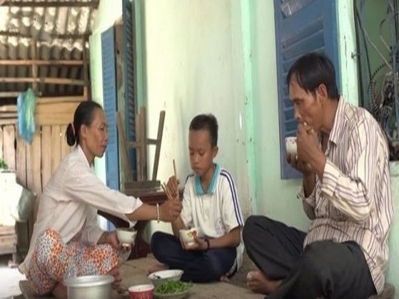 Trước khi Hồ Văn Cường đăng quang ngôi vị quán quân Thần tượng âm nhạc nhí 2016, gia đình Hồ Văn Cường rất nghèo khó. Bố của em làm thợ hồ, mẹ làm rẫy mướn. Ảnh: Bestie