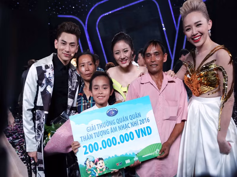 Hồ Văn Cường được bố mẹ ủng hộ trong đêm đăng quang. Ảnh: VOV