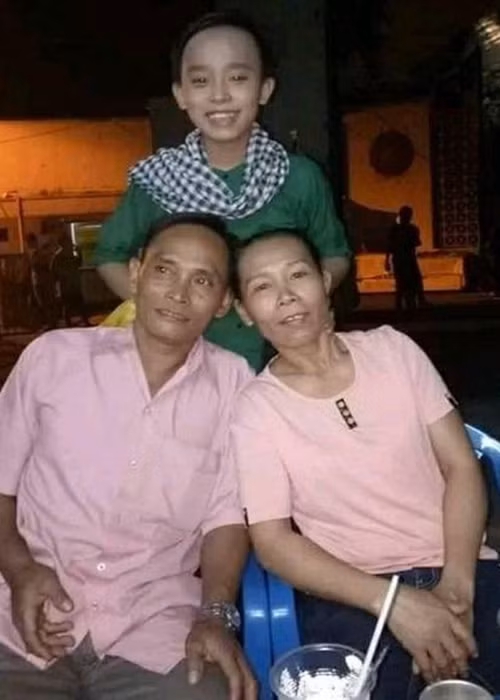 “Nhiều năm qua, chị tôi và các cháu ở quê, bố làm ở quán chay, còn tôi cùng mẹ ruột ở nhà với mẹ Phi Nhung. Nếu mua được một ngôi nhà, cả gia đình tôi sẽ gần gũi nhau hơn”, Hồ Văn Cường trải lòng trong cuộc phỏng vấn với Zing vào tháng 3/2021. Ảnh: Vietnamnet