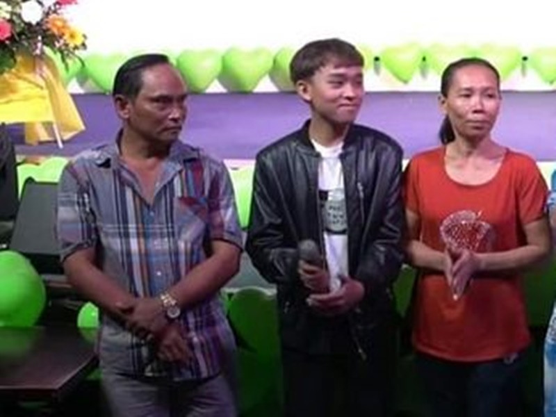 Hồi tháng 6/2021, ồn ào cát-sê của Hồ Văn Cường ảnh hưởng đến bố mẹ của nam ca sĩ. Trong cuộc phỏng vấn trên Người lao động, bố mẹ của Hồ Văn Cường giải thích việc để quản lý giữ cát-sê của Hồ Văn Cường vì muốn gom tiền để sau này mua nhà ở TPHCM. Bố của Hồ Văn Cường còn bày tỏ mong muốn ồn ào kết thúc vì cuộc sống của gia đình ông bị ảnh hưởng. Ảnh: Bestie