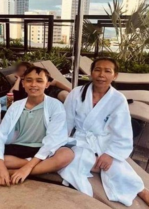 Làm việc tại quán ăn của Phi Nhung, bố của Hồ Văn Cường nhận lương 10 triệu/tháng còn mẹ của nam ca sĩ không nhận lương khi sống ở nhà Phi Nhung. Ảnh: Vietnamnet