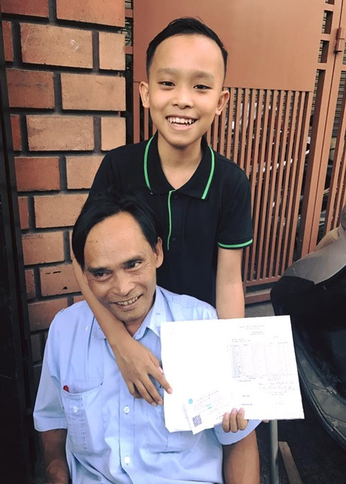 Hồ Văn Cường thi thoảng mới đăng tải hình ảnh bên bố mẹ. Trong ảnh, nam ca sĩ khoe với bố sổ liên lạc. Ảnh: FB Hồ Văn Cường