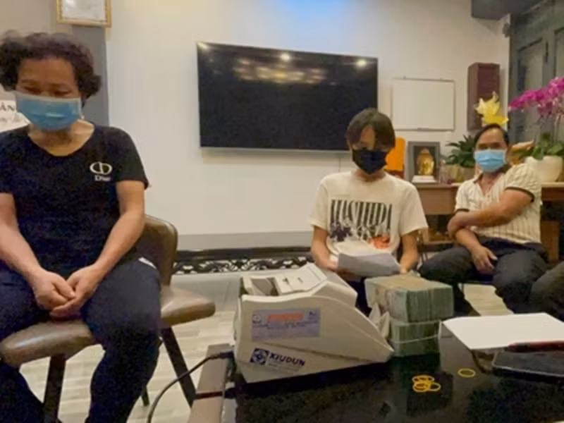 Cách đây không lâu, Hồ Văn Cường cùng bố mẹ nhận tiền cát-sê trong 5 năm cùng 500 triệu cố ca sĩ Phi Nhung từng hứa tặng thêm. Ảnh: Dân Việt