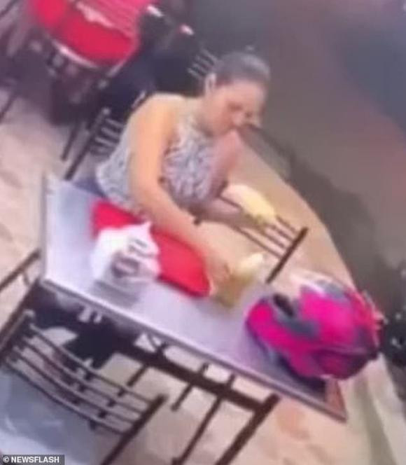 Nhận thấy chúng không quan tâm đến mình nữa, cô gái tiếp tục ung dung xịt sốt lên hotdog và tiếp tục thưởng thức bữa ăn của mình.