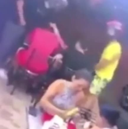 Trong video, hai tên cướp đi vào cửa hàng ăn và dùng dao đe dọa hai người khác, khiến họ phải ôm đầu gục xuống bàn. Tuy nhiên lúc này cặp đôi vẫn đang mải nói chuyện và chưa để ý thấy việc đang diễn ra.