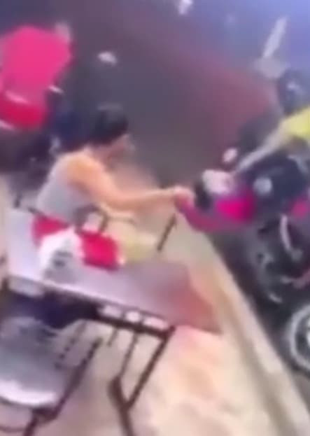 Đáng chú ý, cô gái tỏ ra rất bình tĩnh trong suốt quá trình, thậm chí còn quay ra nhìn tên cướp và cầm mũ bảo hiểm lên tỏ ý muốn đưa hắn, nhưng tên cướp đã từ chối.