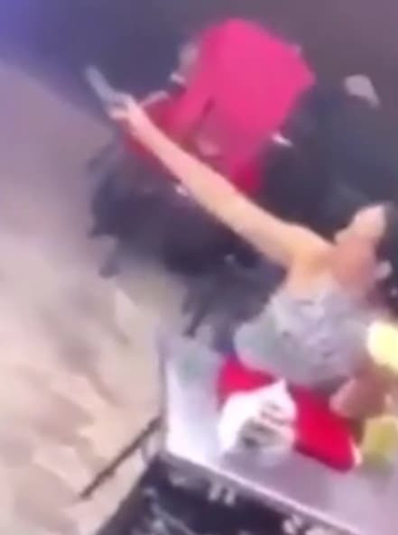 Cô gái ngơ ngác trước hành động của bạn trai, ngay sau đó, cô gái quay ra và thấy tên cướp chạy về phía mình. Cô cũng phản ứng nhanh chóng khi đưa điện thoại cho tên cướp như một cách "của đi thay người".