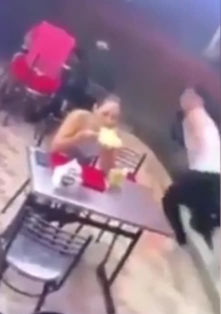 Cho đến khi hai tên cướp tiến vào phía trong, chàng trai mới giật mình nhận thấy chúng mang theo dao. Nhanh như cắt, anh cuống cuồng xô ghế bỏ chạy, thậm chí không mảy may nhắc cô bạn gái của mình.