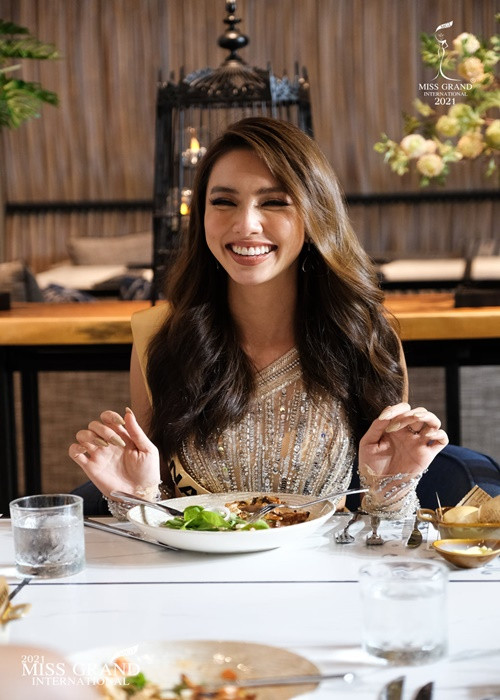 Đại diện Việt Nam giữ vẻ rạng rỡ trong suốt bữa ăn tối. Ảnh: Miss Grand International