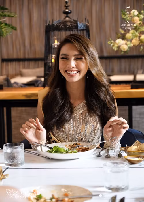 Đại diện Việt Nam giữ vẻ rạng rỡ trong suốt bữa ăn tối. Ảnh: Miss Grand International