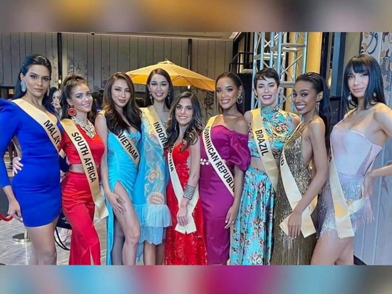 Thùy Tiên đọ sắc cùng dàn đối thủ sau khi nhận sash. Ảnh: FB Thùy Tiên