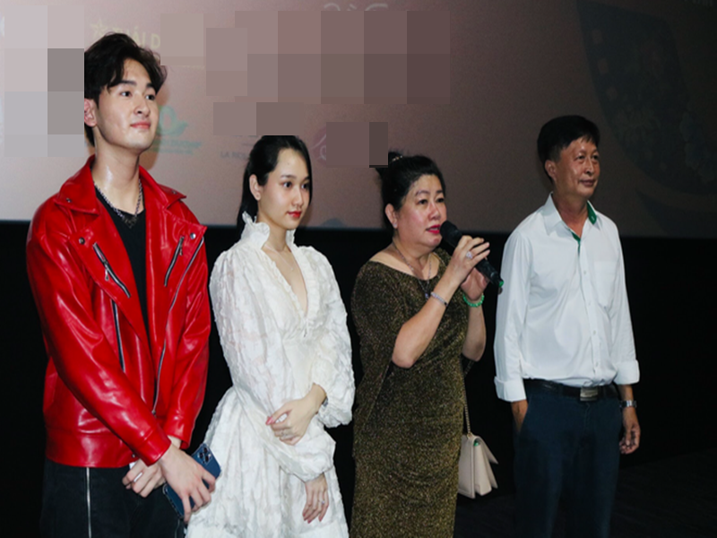 Cũng theo bà Dung Bình Dương, khi lên sân khấu nhận giải thưởng Bông sen Vàng cho phim “Mắt biếc”, Trúc Anh có thể vui quá nên quên xin phép công ty bà. Sau buổi trao giải, Trúc Anh cũng không đến gặp bà Dung Bình Dương hỏi thăm hay có bất kỳ động thái nào. Ảnh: Dân Trí