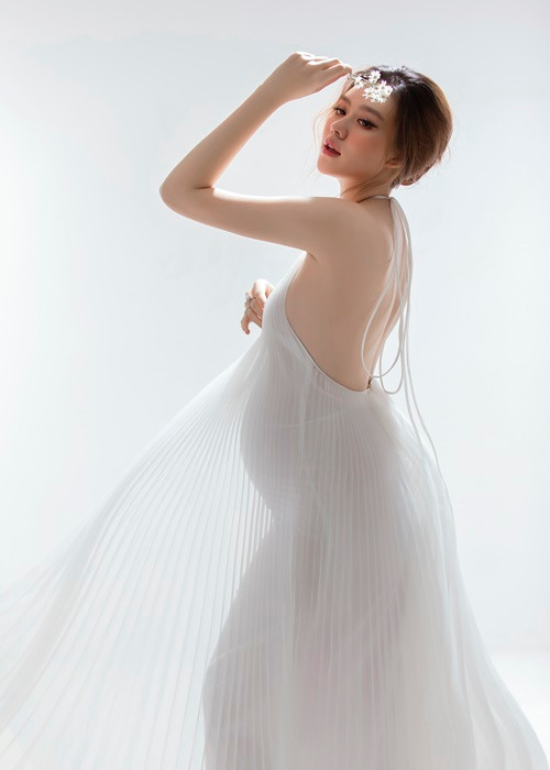 Tường San khoe bụng bầu vượt mặt.