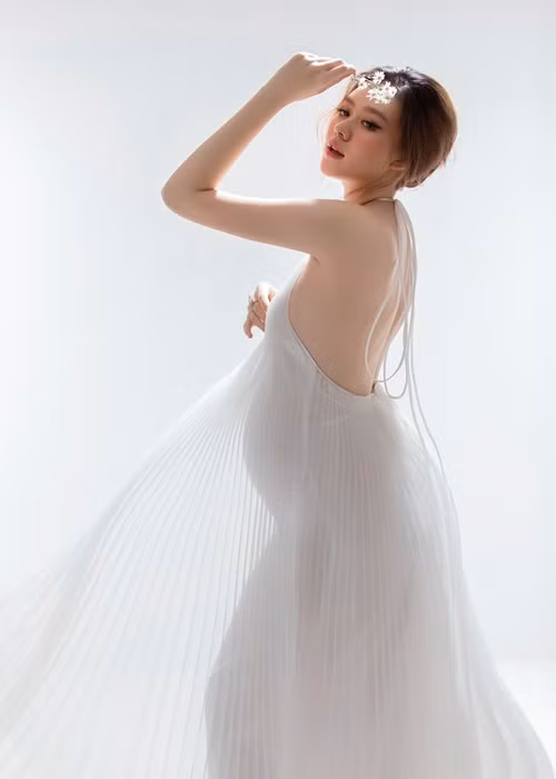 Tường San khoe bụng bầu vượt mặt.