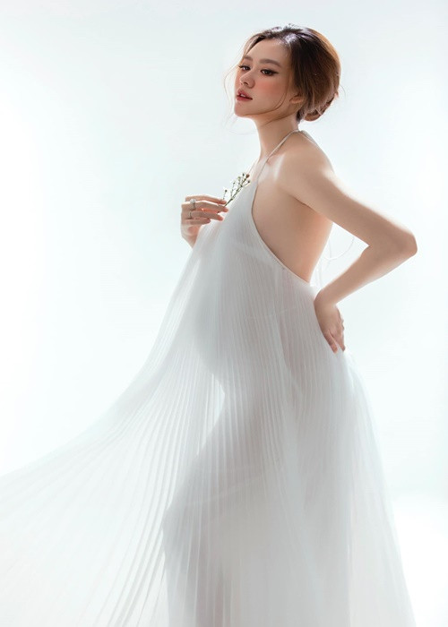 Mặc dù thực hiện bộ ảnh trong thời gian thai nghén nhưng Tường San vẫn thu hút bởi kỹ năng tạo dáng chuyên nghiệp.