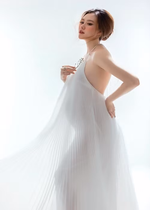 Mặc dù thực hiện bộ ảnh trong thời gian thai nghén nhưng Tường San vẫn thu hút bởi kỹ năng tạo dáng chuyên nghiệp.