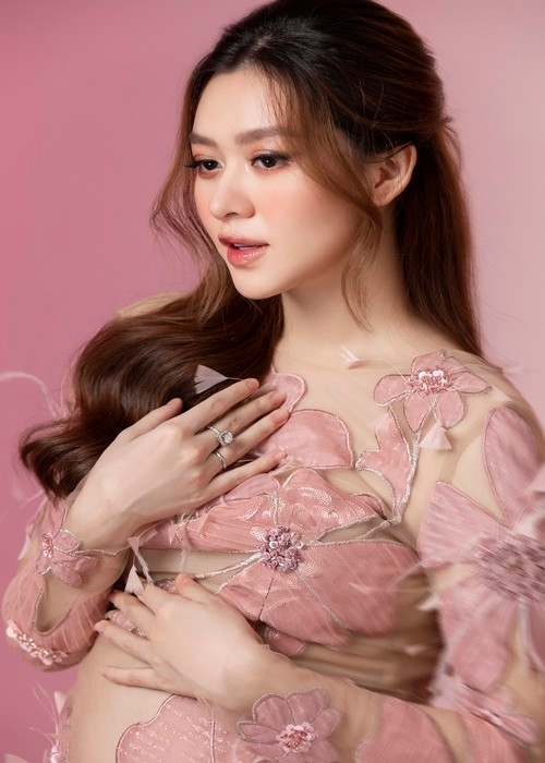 Sau khi kết hôn, Tường San ít xuất hiện tại các sự kiện.