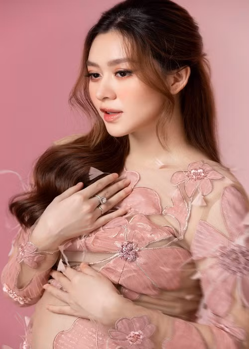 Sau khi kết hôn, Tường San ít xuất hiện tại các sự kiện.