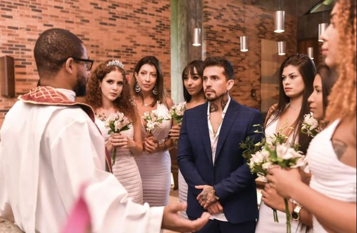 Hôn lễ của họ được tổ chức trong một nhà thờ.