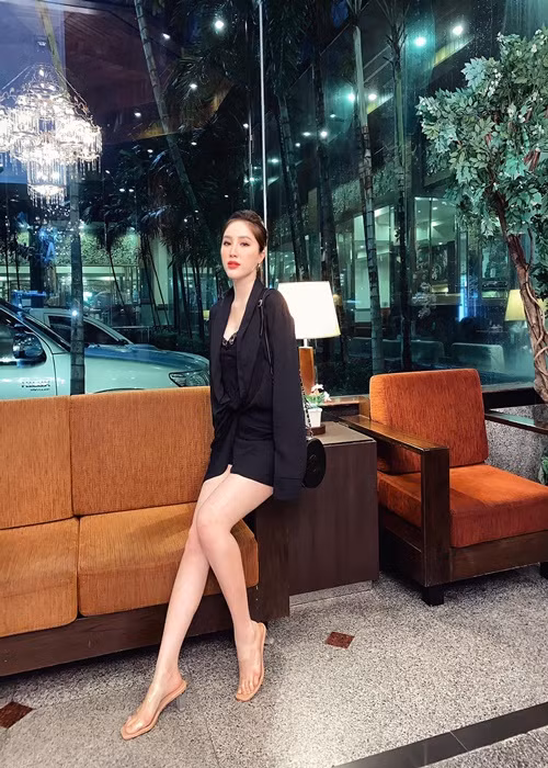 Lý do Bảo Thy giấu chuyện mang bầu, sinh con vì hành trình mang thai con đầu lòng còn quá nhiều bỡ ngỡ và cô ráng đợi đến ngày con chào đời bình an thì mới thật sự tự tin và hạnh phúc trọn vẹn để thông báo tin vui.