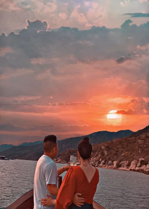 Từ khi kết hôn, thi thoảng, nữ ca sĩ đăng tải hình ảnh hạnh phúc bên ông xã đại gia.