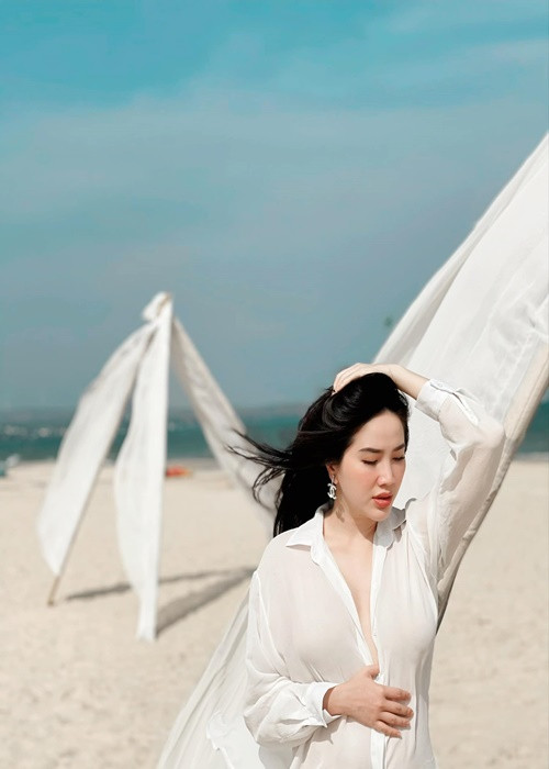 Trước nghi vấn mang thai, Bảo Thy lên tiếng: “Người hâm mộ đều biết Thy là một người rất mê con nít. Bản thân Thy và anh xã rất yêu mến trẻ con. Tất nhiên cả hai cũng đang rất muốn có em bé trong nhà để không khí gia đình mình thêm vui vẻ, thoải mái và hạnh phúc hơn. Hiện tại, Thy và anh cũng đã có những kế hoạch có con rồi. Thy không thể nói trước điều gì nhưng cả hai sẽ thông báo đến mọi người ở thời điểm thích hợp nhất".