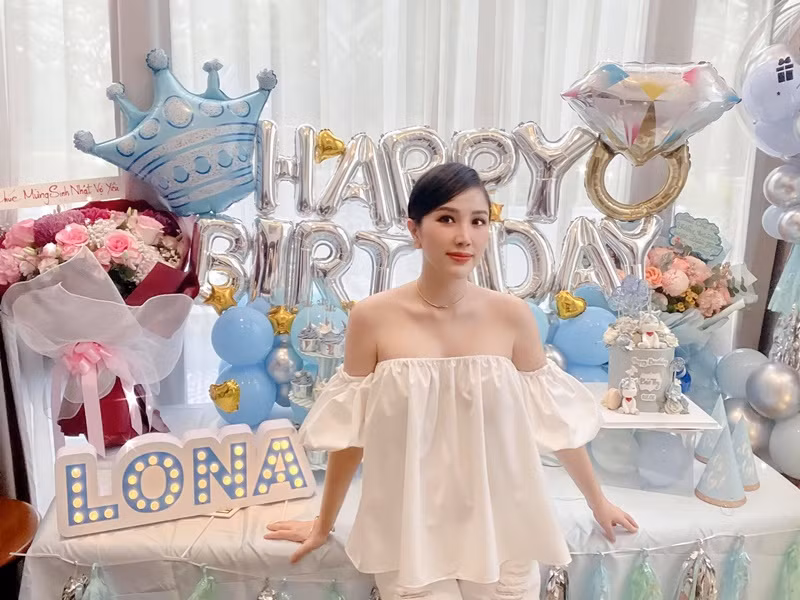 Đến tháng 9/2021, rộ nghi vấn Bảo Thy âm thầm sinh con đầu lòng bởi cô chia sẻ trên trang cá nhân: “Ngày xưa ấy Thy tự trang điểm và làm tóc đi diễn cũng bén quá phải không cả nhà. Còn bây giờ thì chắc cầm cây cọ cũng run tay quá".