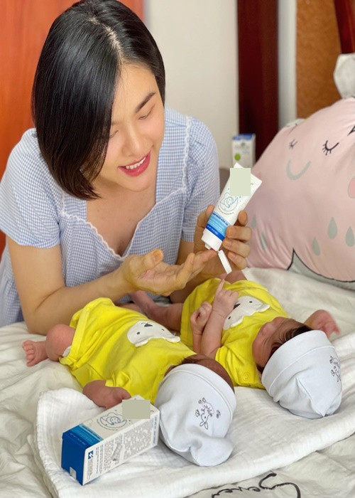 Vân Trang chỉ hé lộ một phần gương mặt của hai bé Quinisha và Quianna.