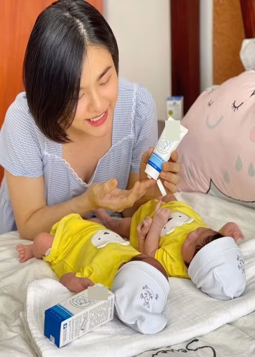 Vân Trang chỉ hé lộ một phần gương mặt của hai bé Quinisha và Quianna.