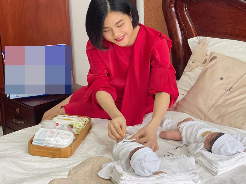 Gần đây, nữ diễn viên phim “Thiên mệnh anh hùng” liên tục chia sẻ hình ảnh hai con gái song sinh.