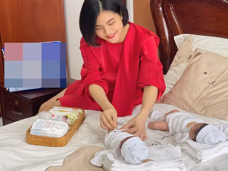 Gần đây, nữ diễn viên phim “Thiên mệnh anh hùng” liên tục chia sẻ hình ảnh hai con gái song sinh.