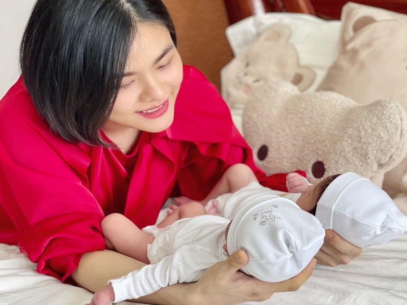 Ngày 1/11 vừa qua, Vân Trang sinh đôi. Hai con gái của nữ diễn viên tên Quinisha và Quianna.