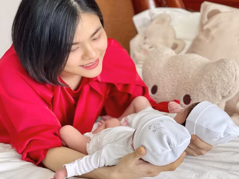 Ngày 1/11 vừa qua, Vân Trang sinh đôi. Hai con gái của nữ diễn viên tên Quinisha và Quianna.