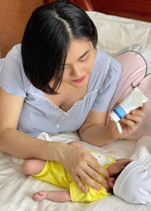 Cặp song sinh nhà Vân Trang thường mặc đồ đôi.