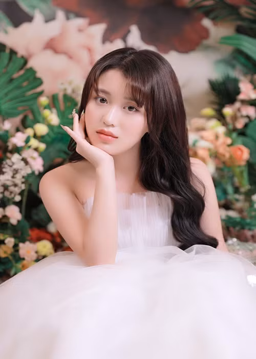 Han Sara sinh năm 2000, có bố mẹ đều là người Hàn Quốc. Cô cùng bố là hướng dẫn viên du lịch sang Việt Nam sinh sống nhiều năm. Han Sara nói tiếng Việt rất trôi chảy. Giọng ca 10X chia sẻ, cô coi Việt Nam là quê hương thứ hai và mong muốn trở thành một ca sĩ. Ảnh: Fanpage Han Sara